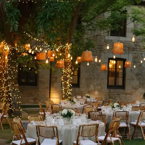 Boda en jardín o salón: el duelo definitivo (con pros, contras y tips reales Boda en jardín o salón: el duelo definitivo (con pros, contras y tips reales