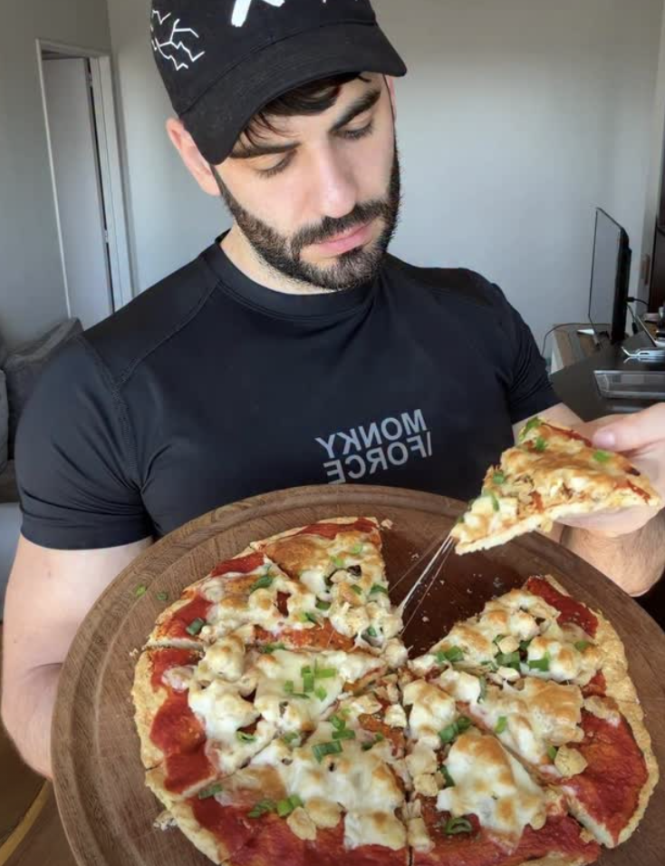 Pizza fit de pollo servida en porciones