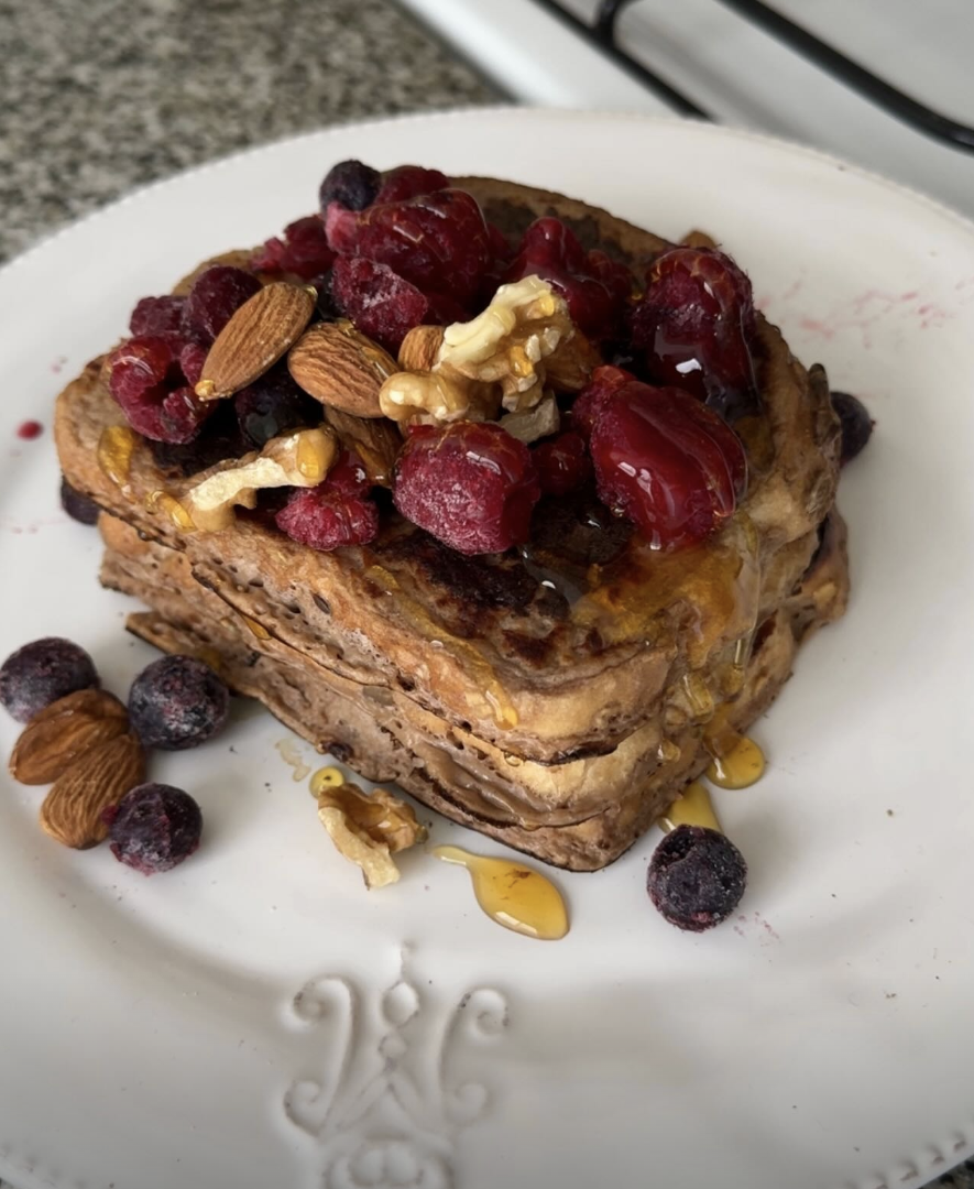 Panqueques fitness con frutos rojos, nueces y almendras