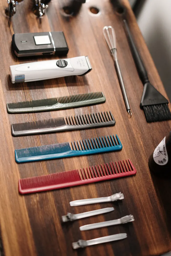Haar wordt gekamd voor een nieuwe knipbeurt