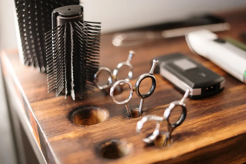 Interieur van de salon met krultangen en gereedschap klaar voor gebruik