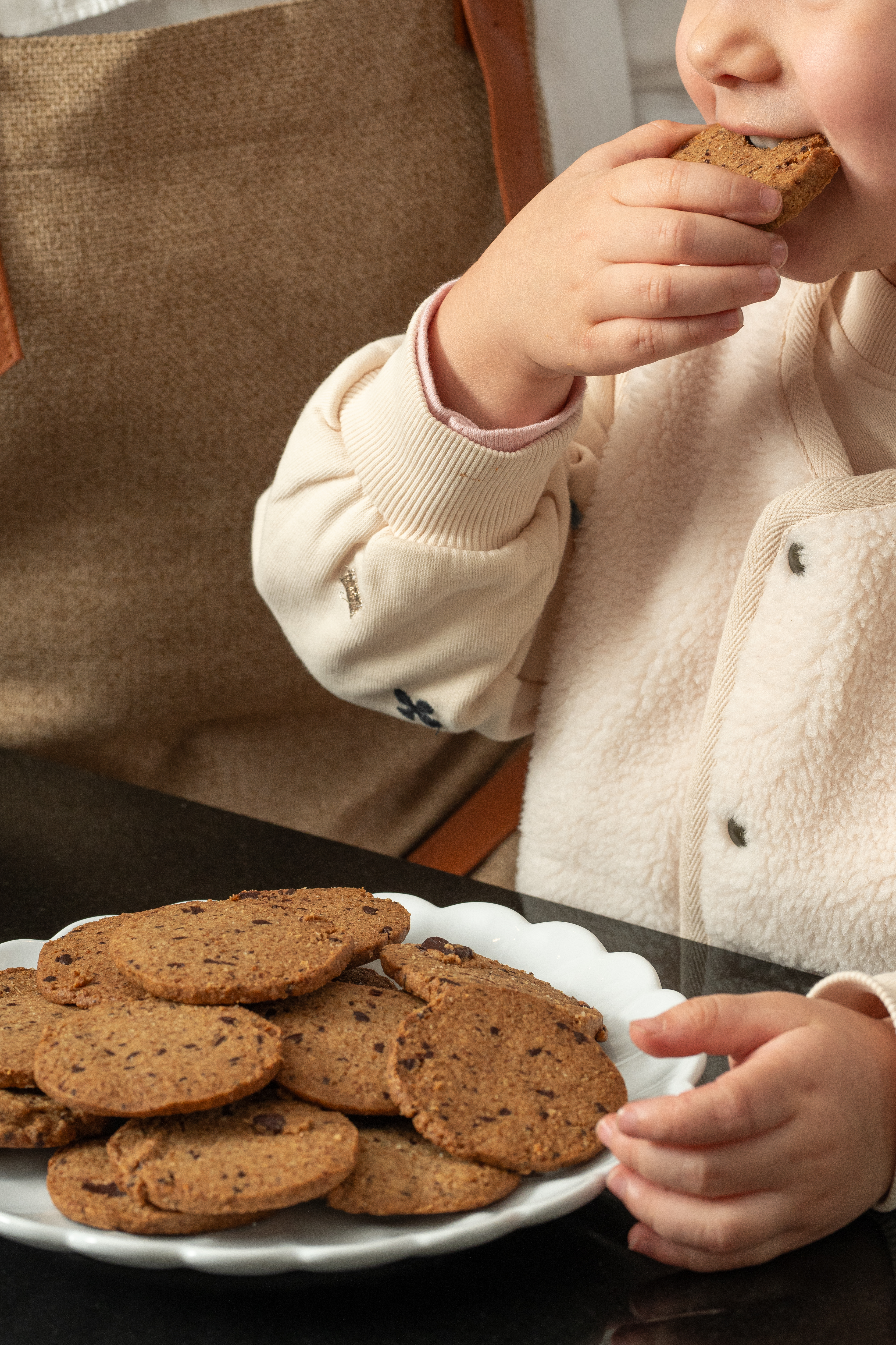 Enfant qui apprécie des biscuits sains