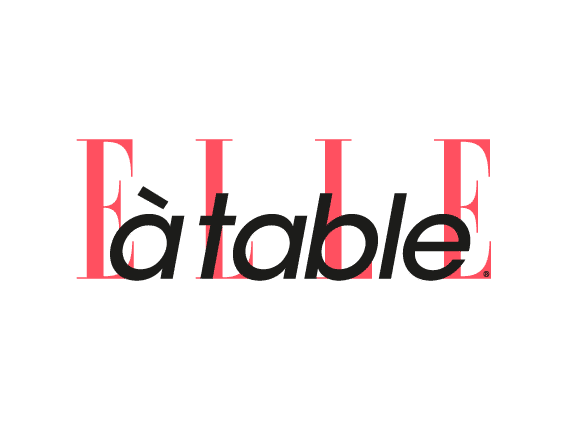 Elle à table