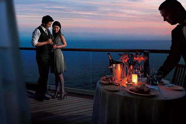 Pareja disfrutando de un crucero para celebrar su aniversario