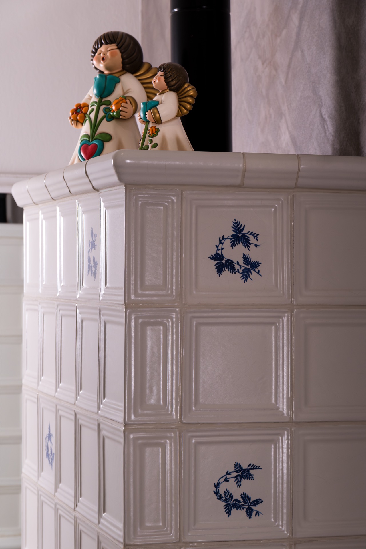 Dettaglio decorativo di una stufa Keralpen