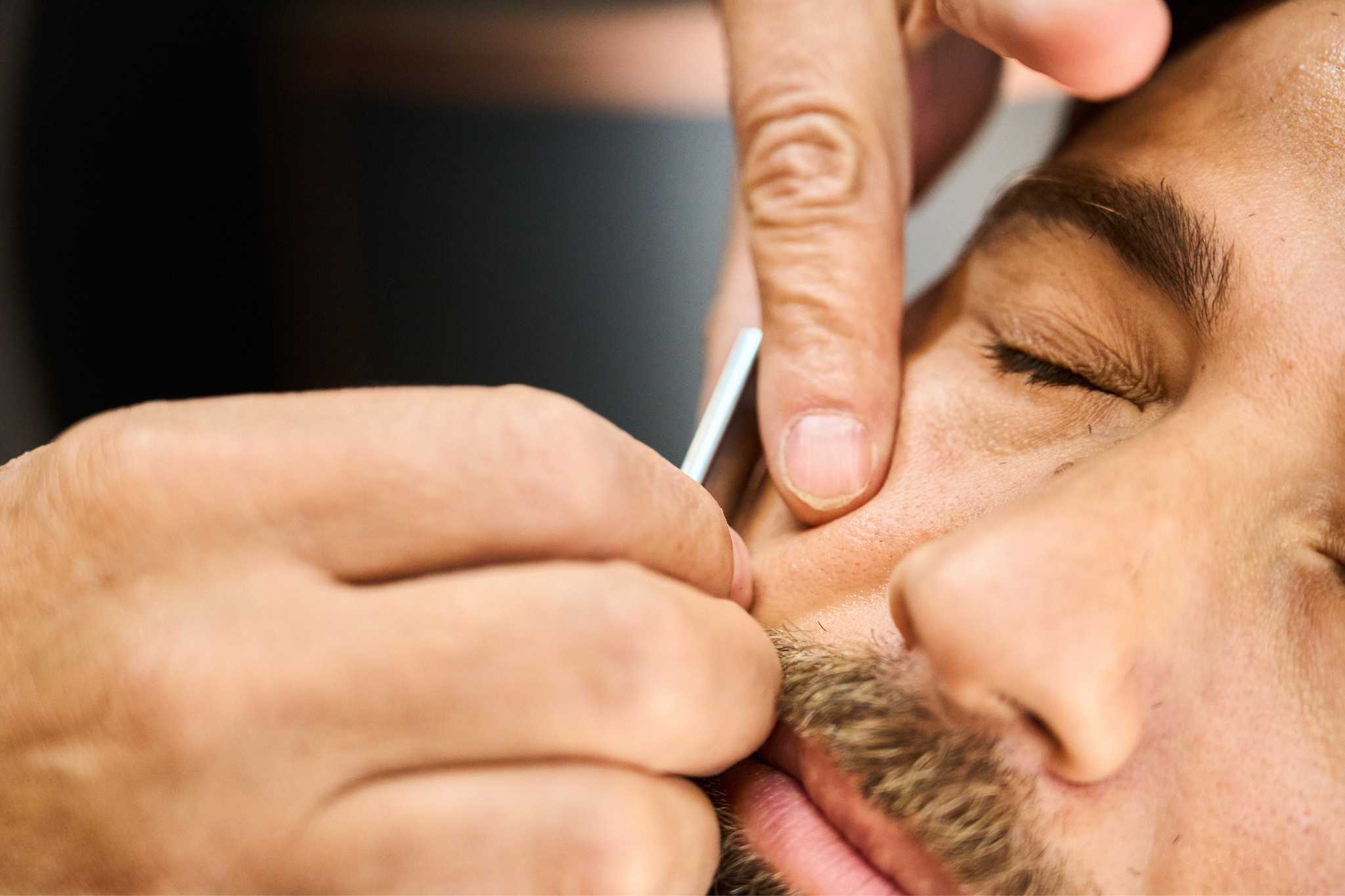 Man getting a beard trim