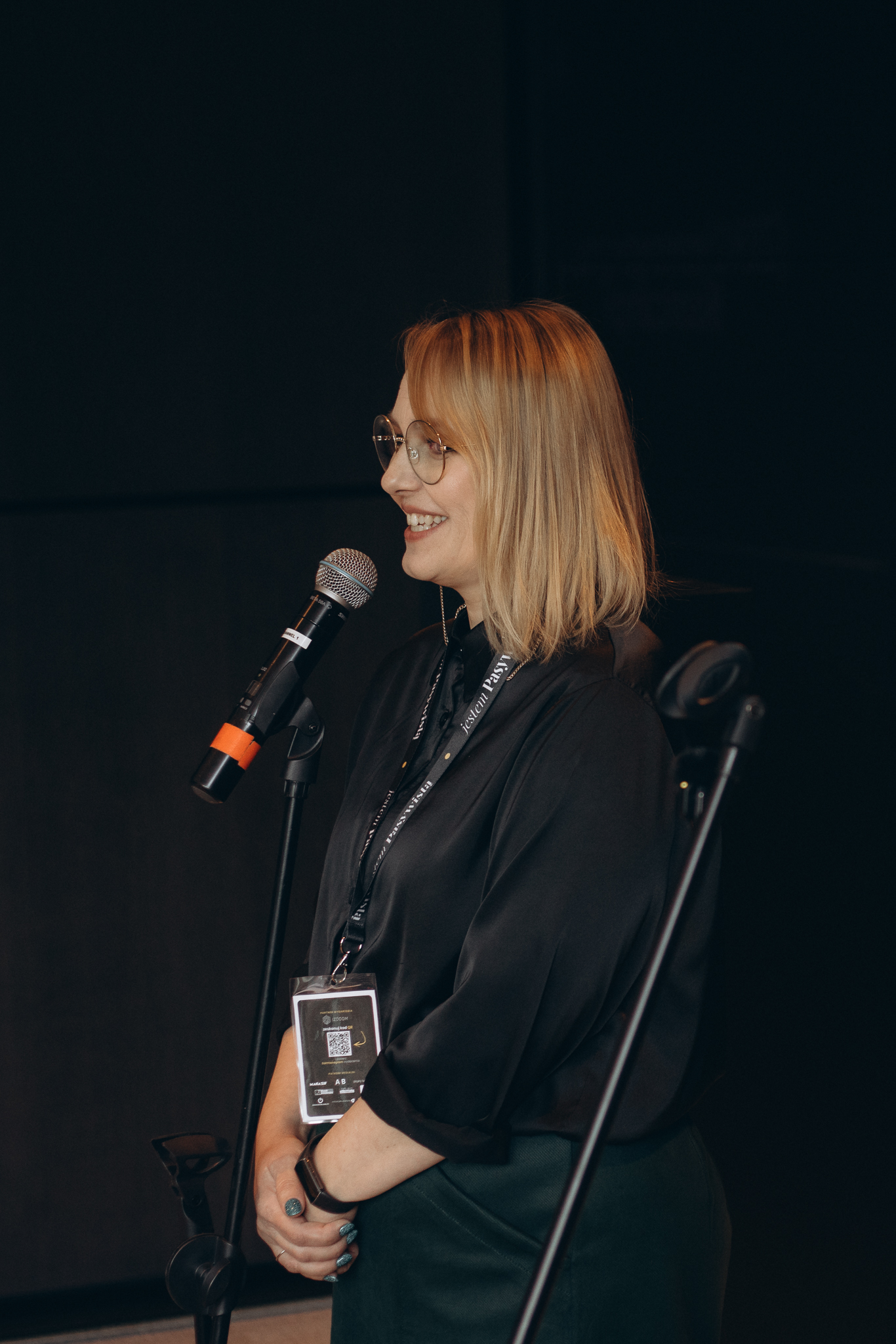 Agnieszka Figielek na scenie podczas prelekcji