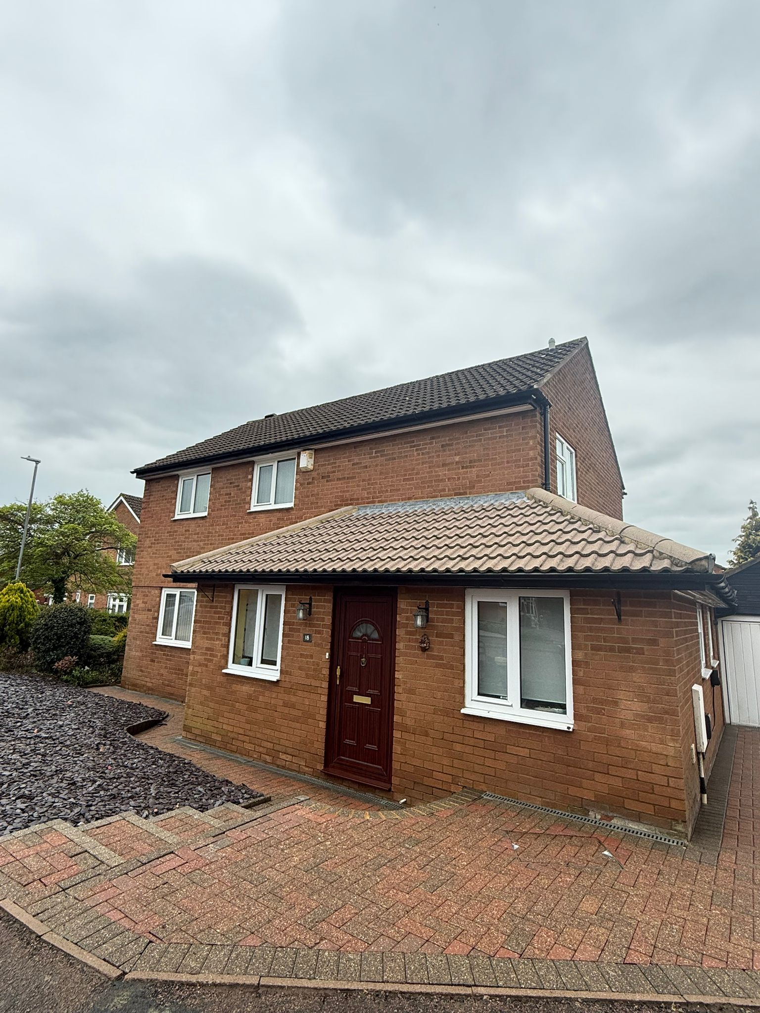 Clean roof after Olivers Cleaning and Services
