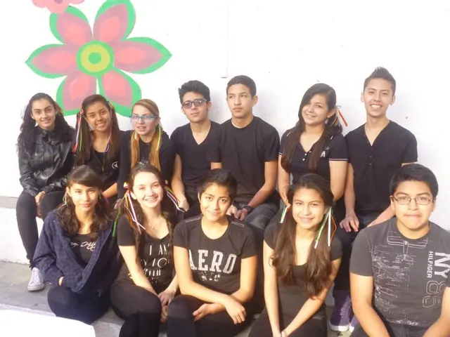 Alumnos en el festival del 10 de mayo