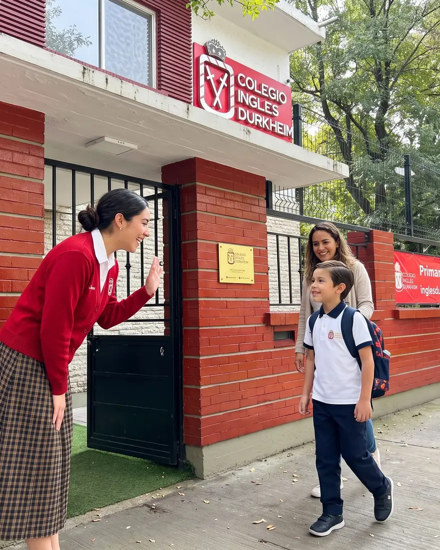 Una miss recibe por su nombre a un alumno en la entrada del colegio