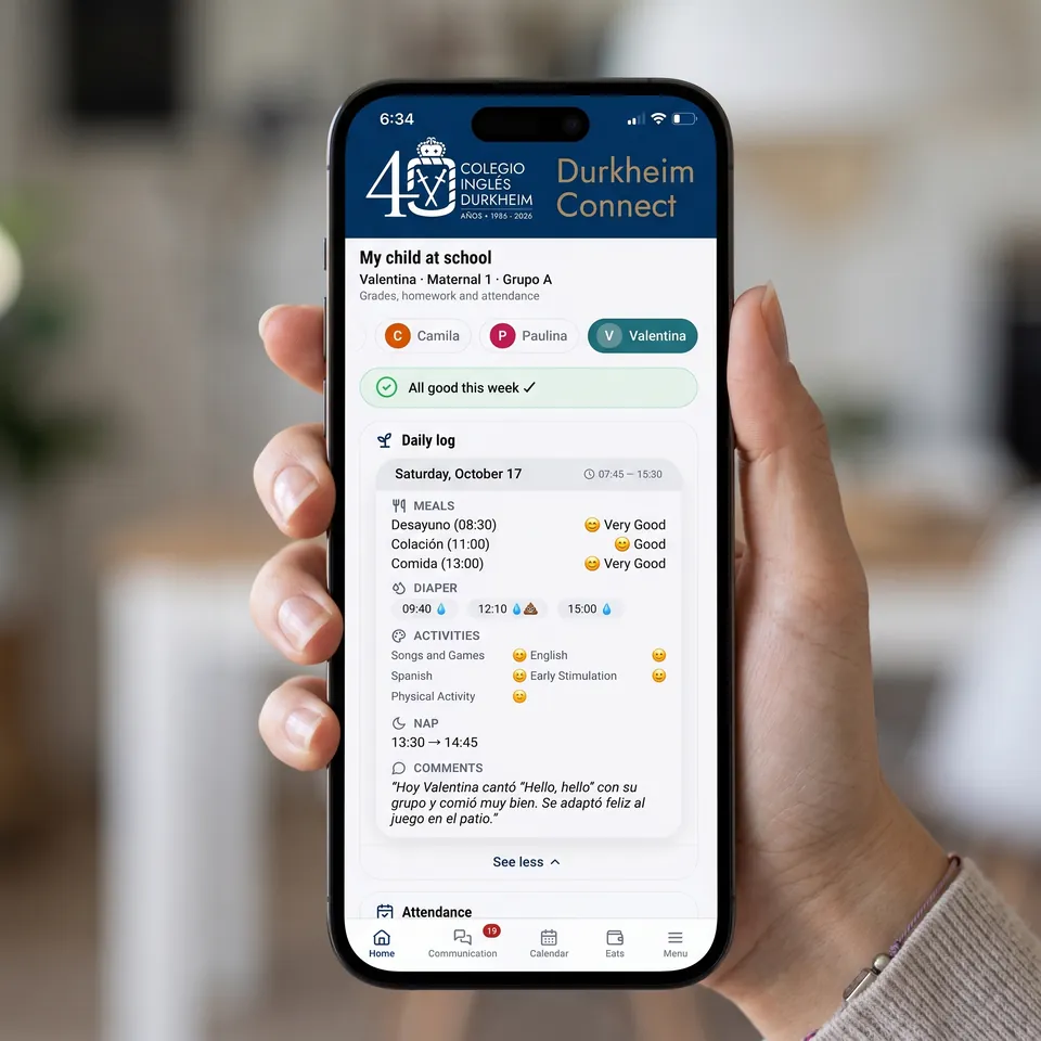 Bitácora del día en la app Durkheim Connect: comidas, pañal, actividades, siesta y comentarios de la miss