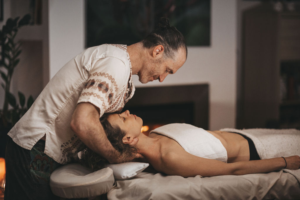 Jean-François Marchand donnant un massage ayurvédique à Laval