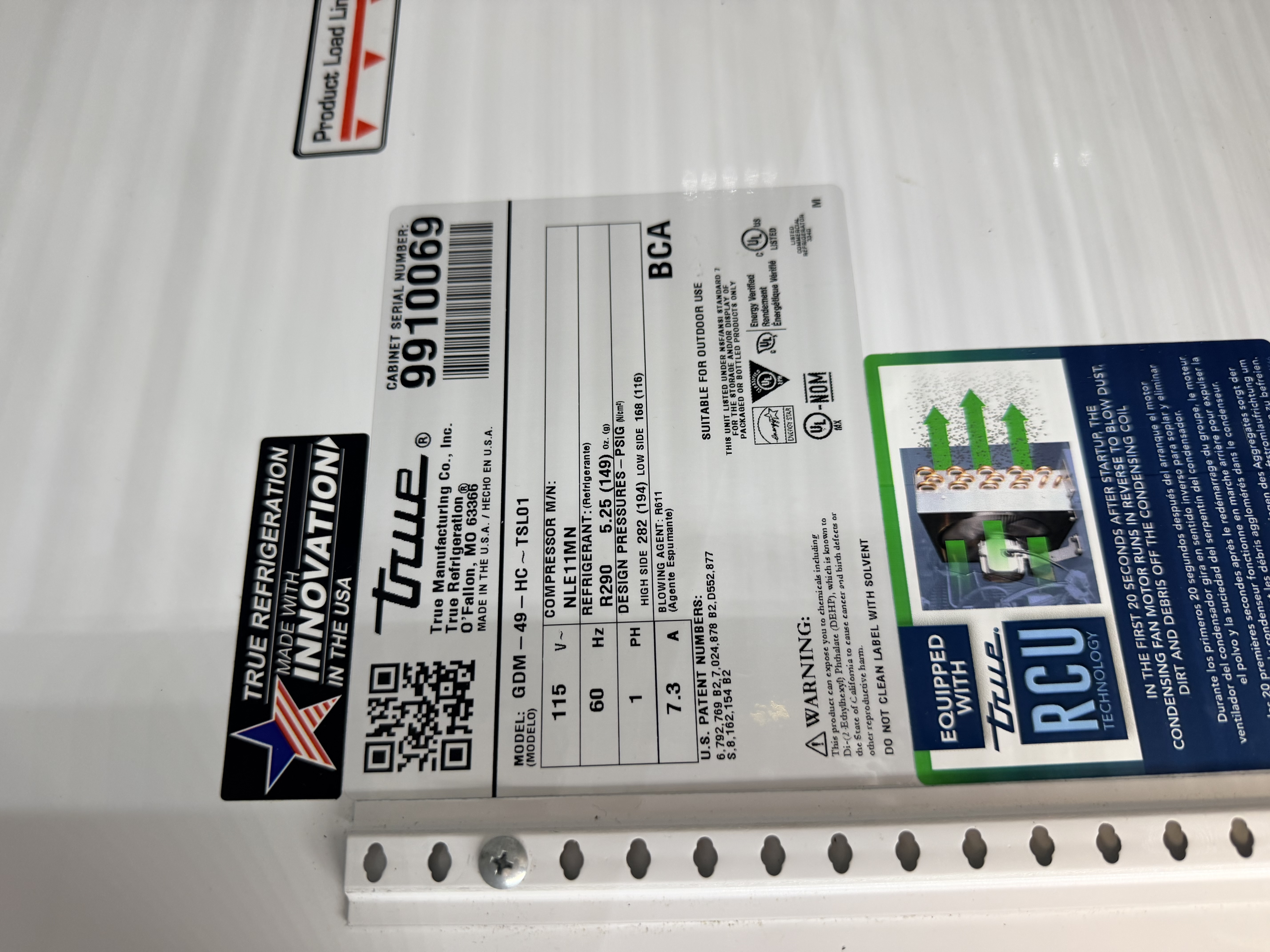 True Refrigeration GDM-49-HC-TSL01 data plate showing 115V single-phase specs and R290 refrigerant — commercial cooler repair in Tupelo, MS