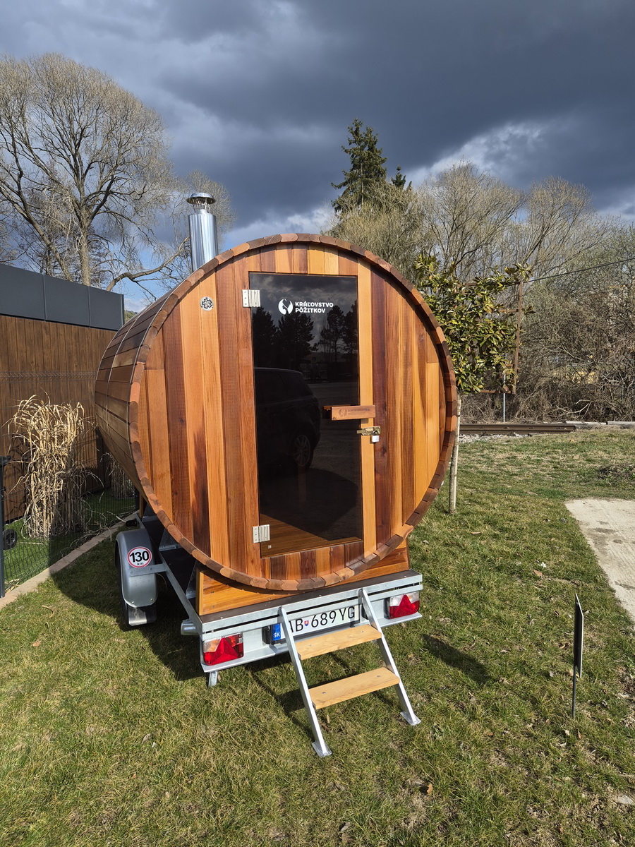 Mobilná cédrová sauna Belleville XL na vlastnom prepravnom vozíku - reálna fotografia
