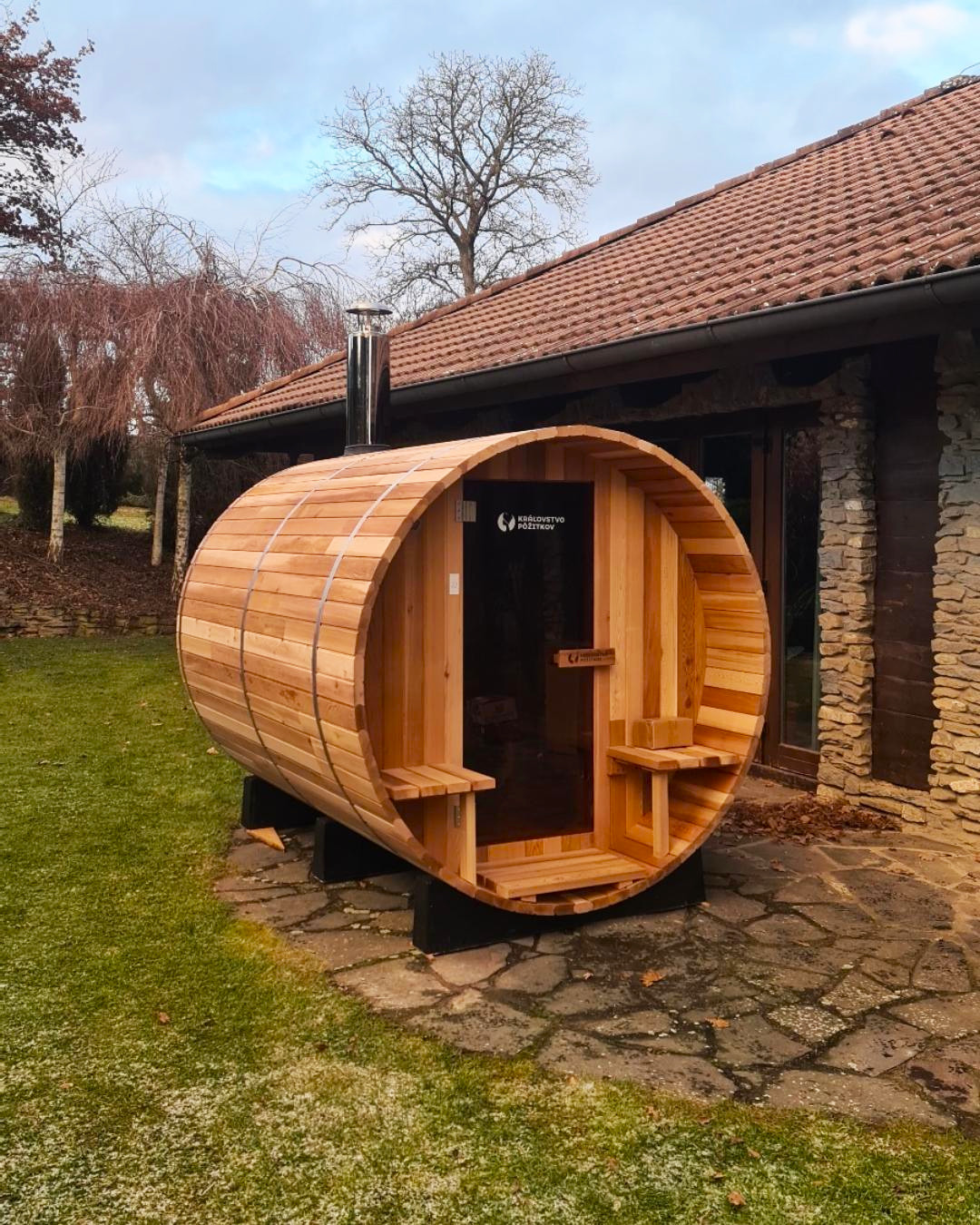 Cédrová sauna Kráľovstvo pôžitkov pri rodinnom dome