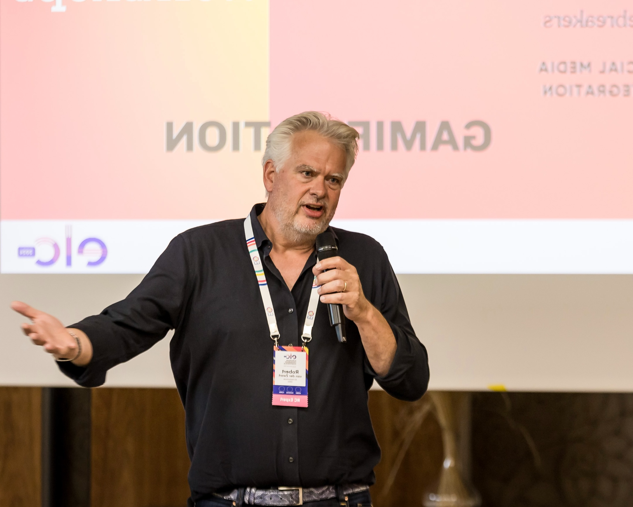 Robert van der Zwart speaking on stage