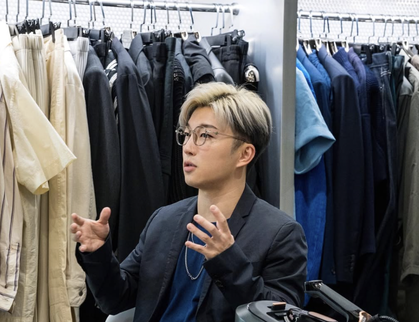 Ricky 在服裝店講解穿搭