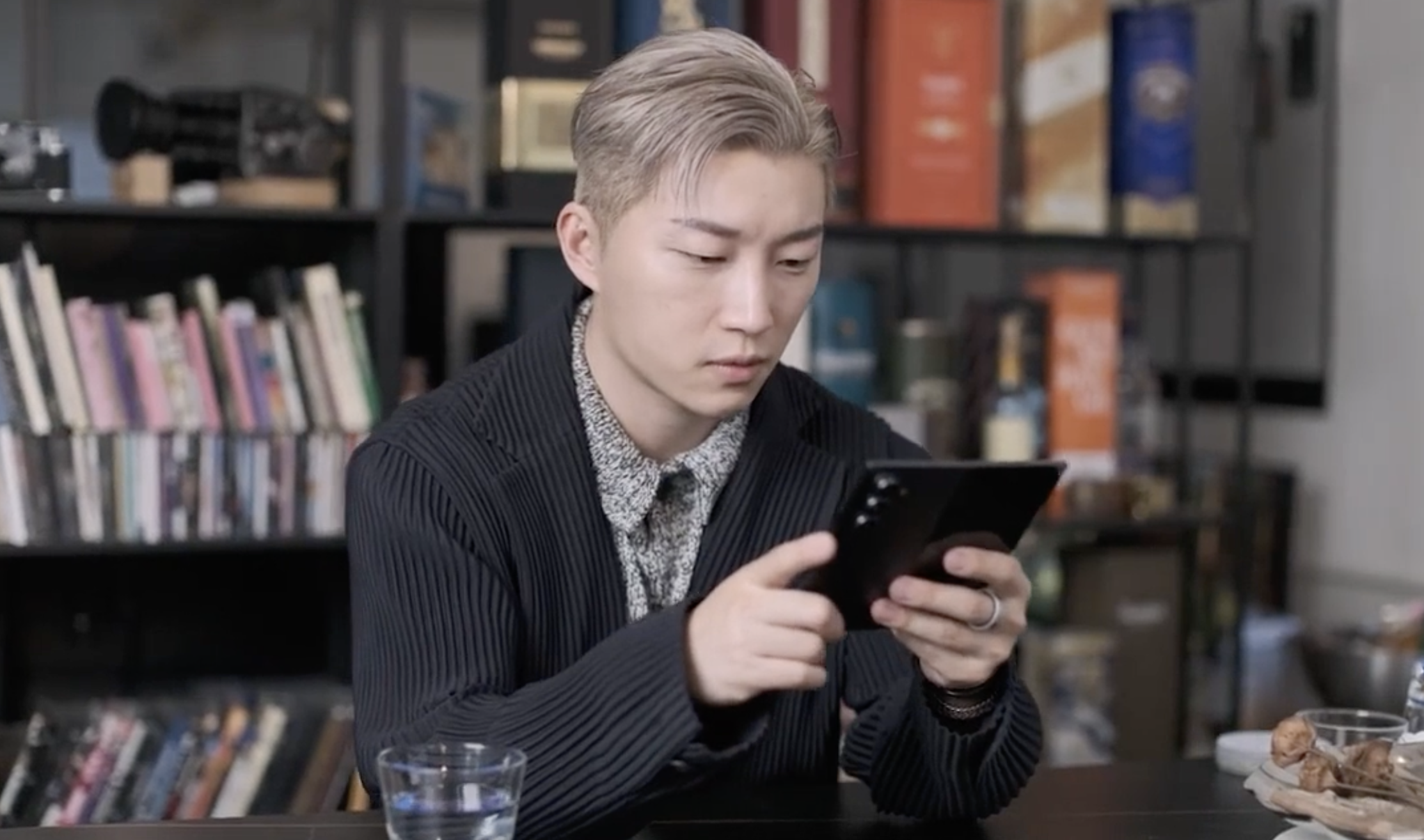 Ricky 在書店使用平板的品牌場景照