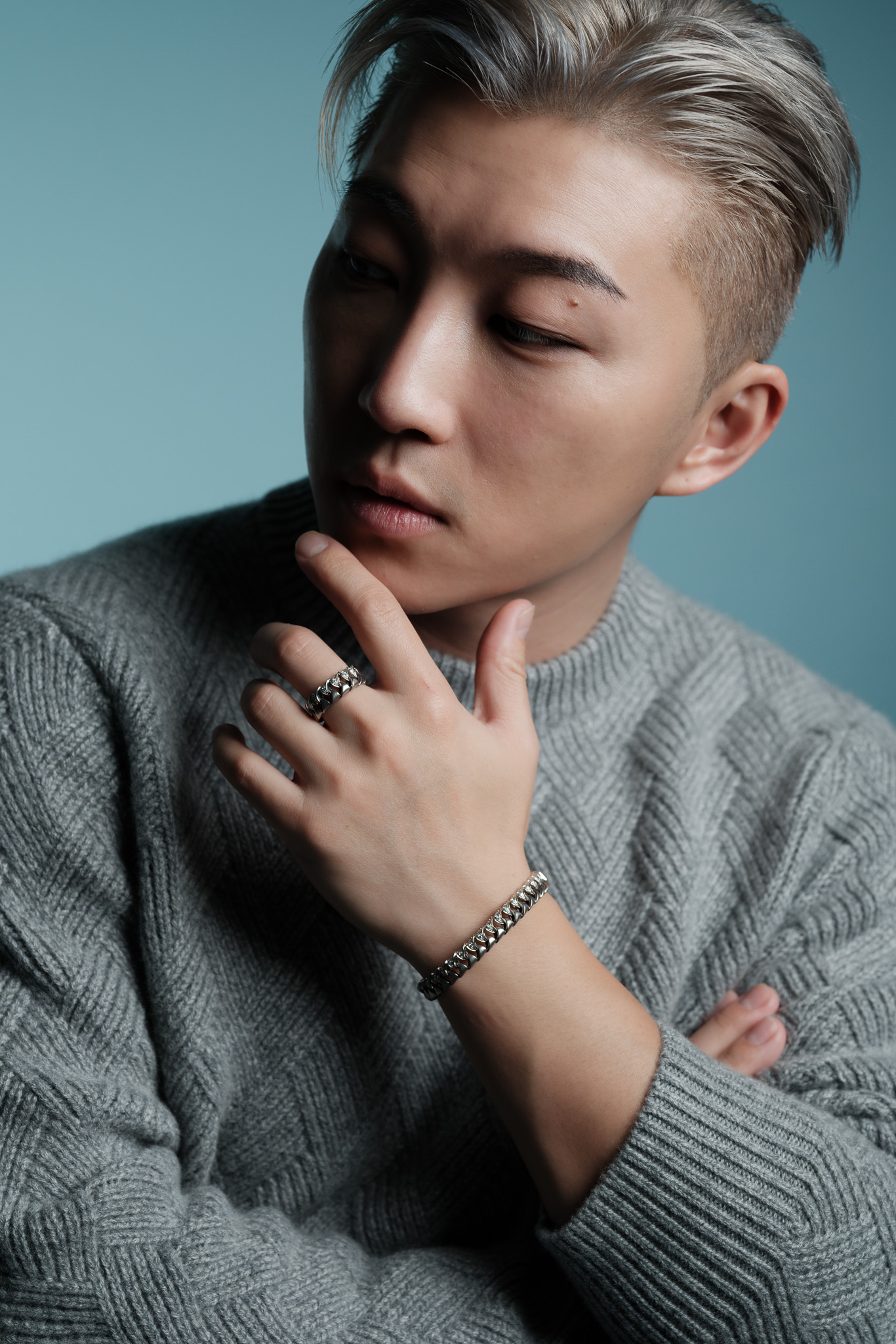 Ricky 側面近照，可見兩側短髮與頂部造型