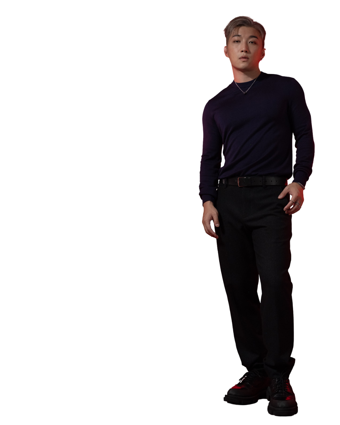 Ricky 穿深色服裝的全身形象照