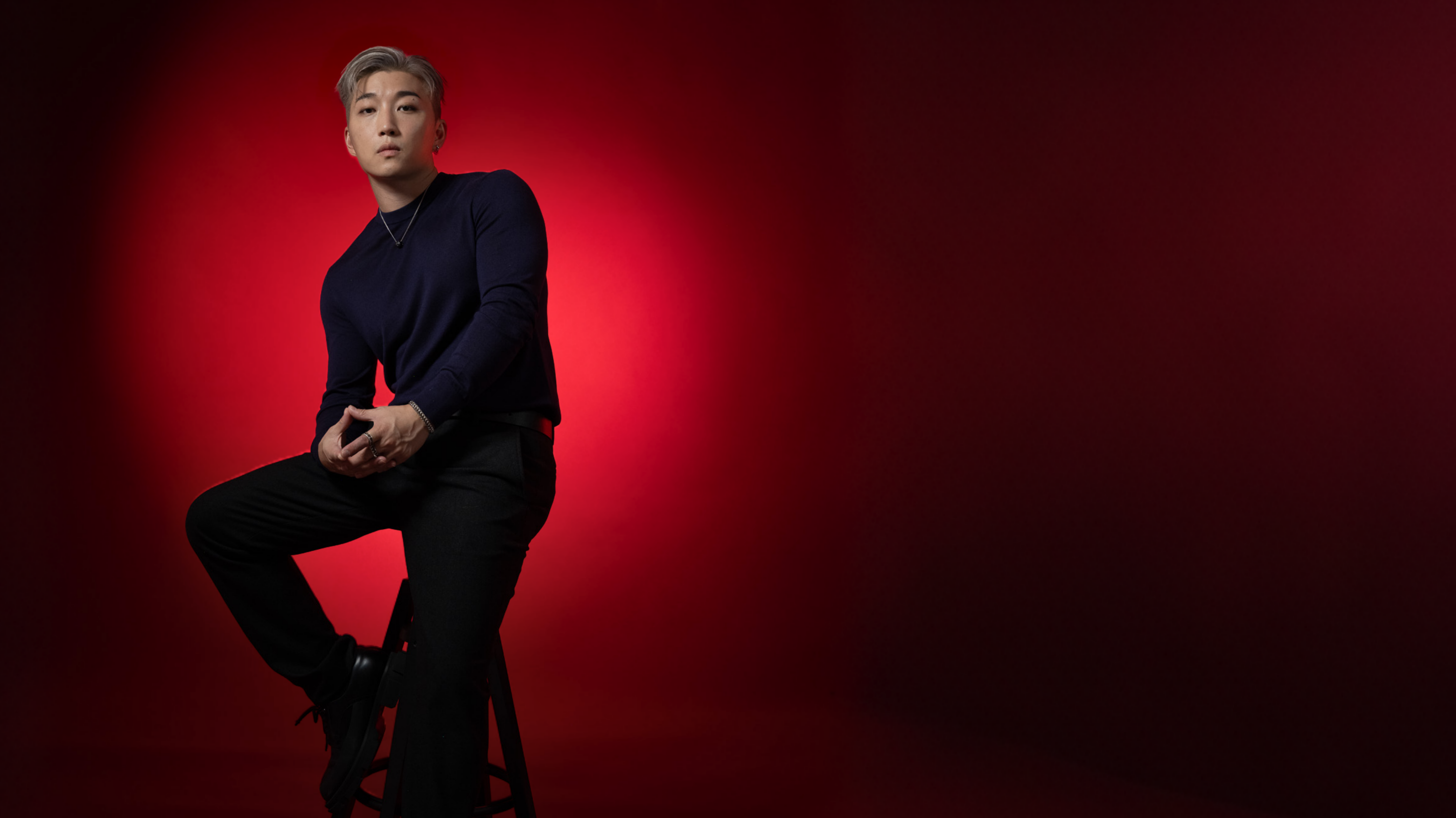 Ricky 在紅色燈光的攝影棚拍攝形象照