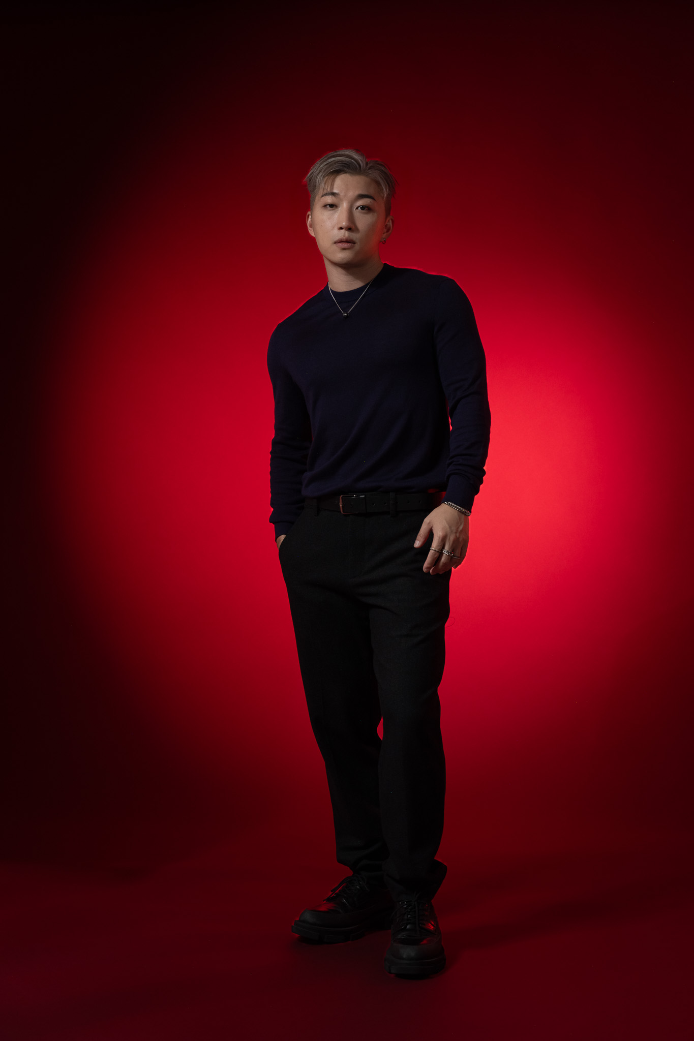Ricky 在攝影棚展示深藍色服裝的全身造型