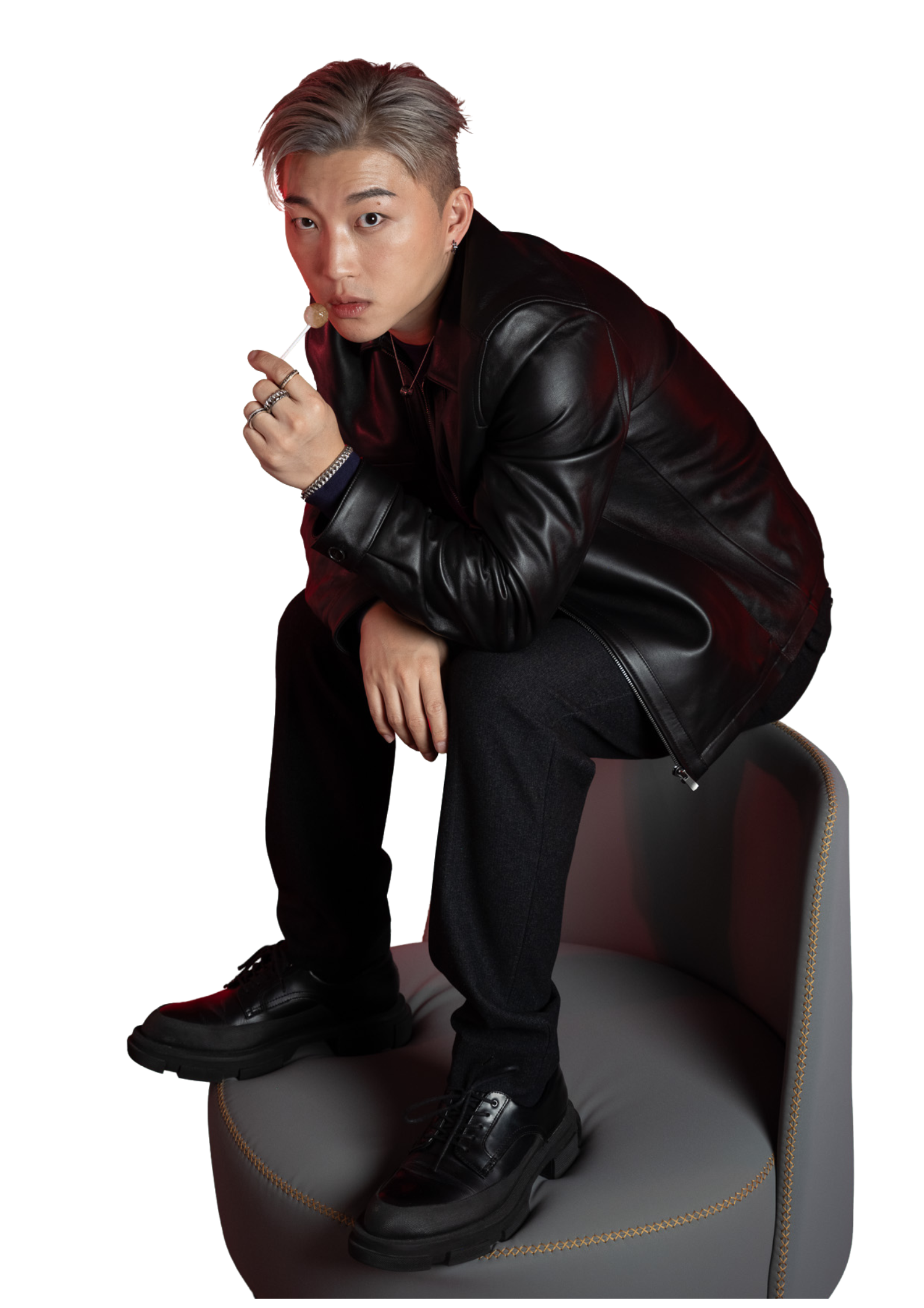 Ricky 穿黑色皮外套的全身形象照