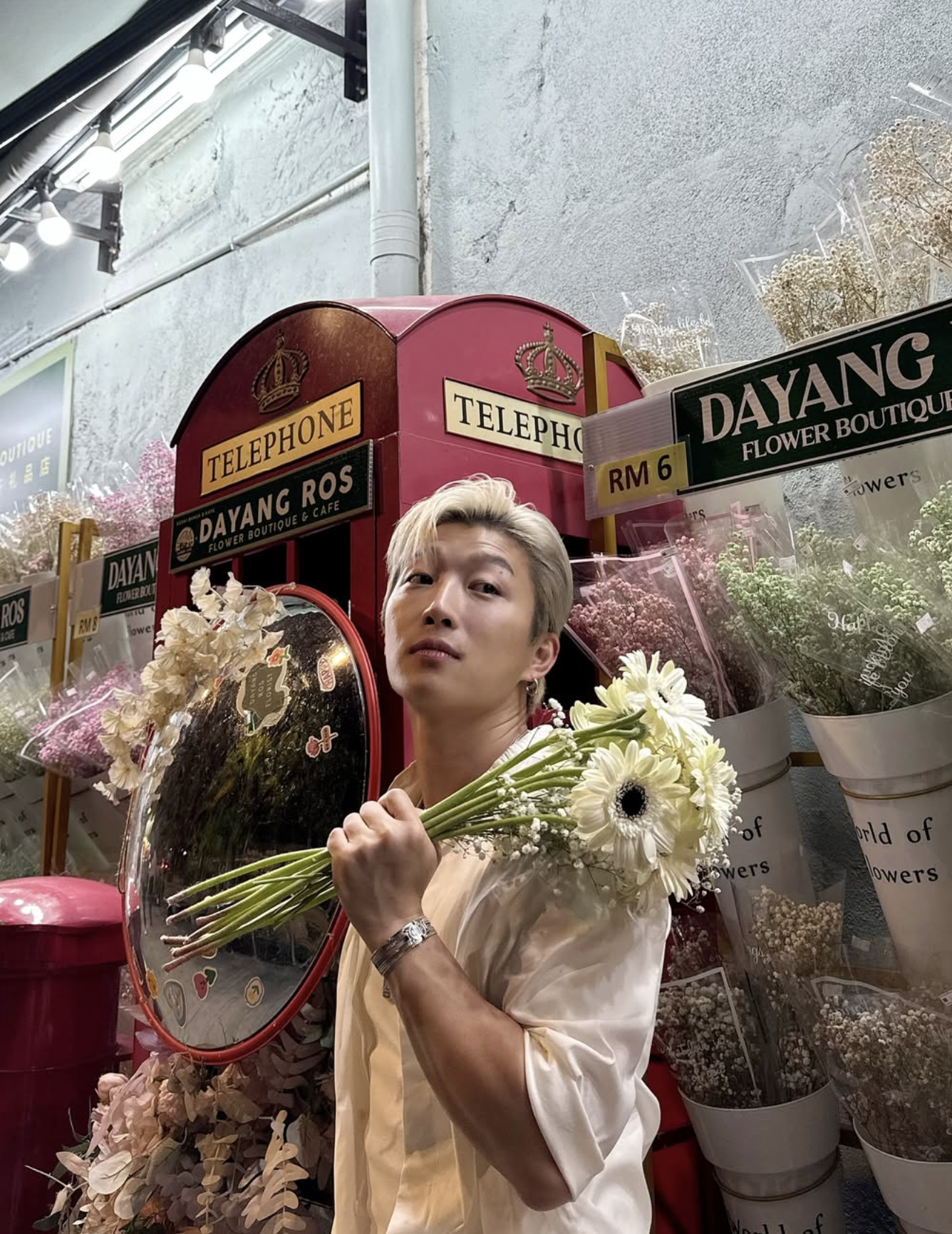 Ricky 在花店手持花束的生活場景照