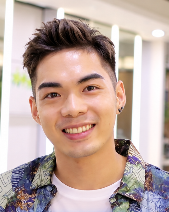 Lawrence 改造後，短髮與花紋襯衫