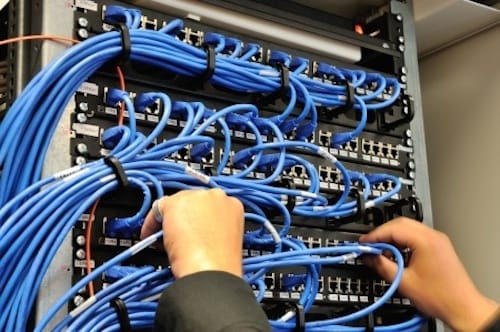 travaux télécom Angers / installation réseau professionnel / câblage informatique Angers / fibre optique Angers / technicien télécom Les Ponts-de-Cé / installation Wi-Fi entreprise / pont Wi-Fi professionnel / solutions télécom entreprise