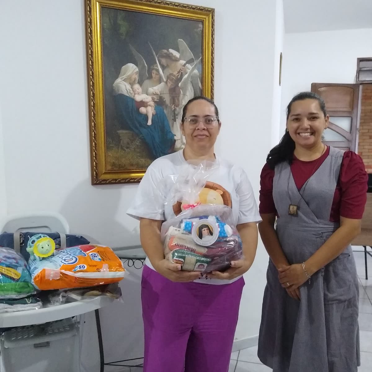 Voluntárias com doações reunidas na sede