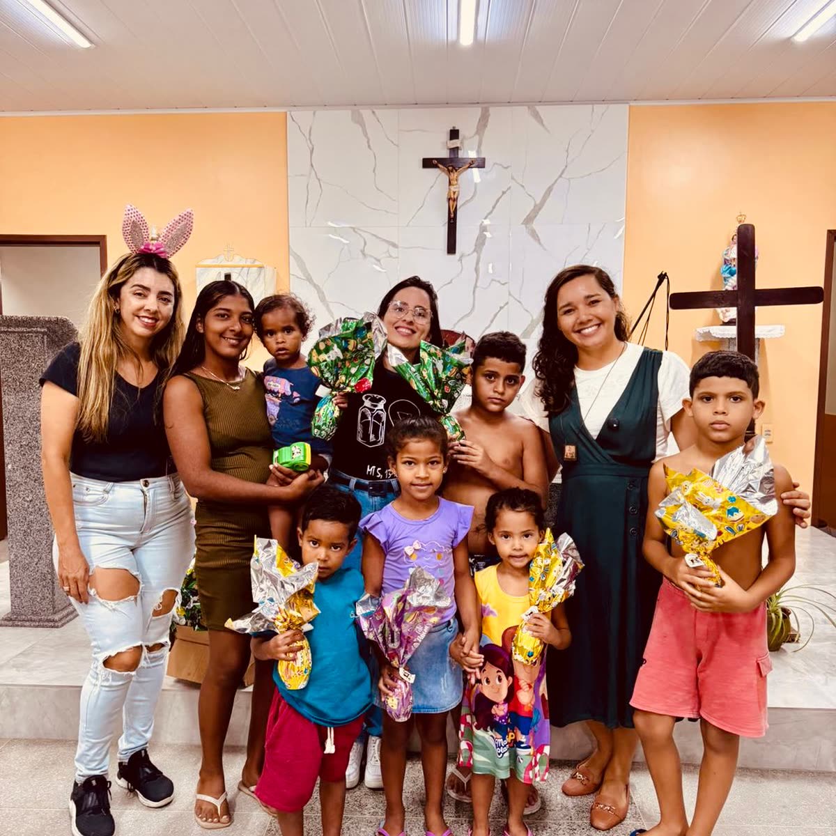 Crianças recebendo lembranças na ação de Páscoa