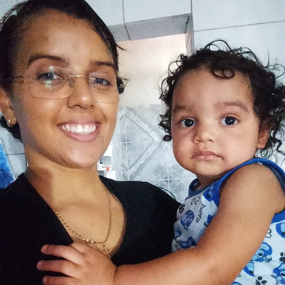 Voluntária com uma criança durante visita