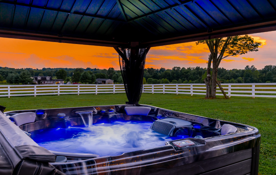 Covered hot tub at Bourbon Trail Hideaway