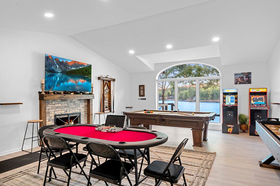 Eagle Point Hideaway lakefront view