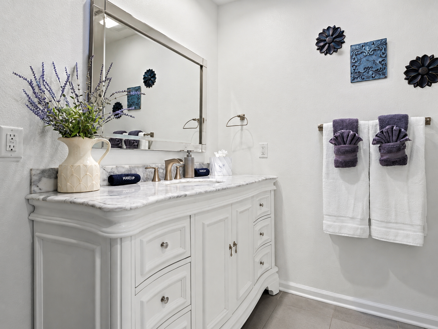 Bathroom vanity with fresh towels at Eagle Point Hideaway
