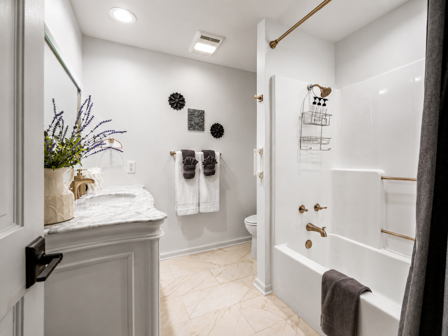 Bathroom shower and towels at Eagle Point Hideaway
