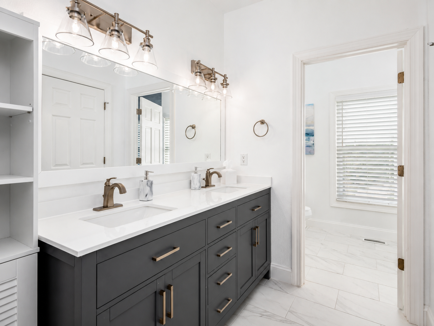 Double vanity bathroom at Island Dreams Hideaway