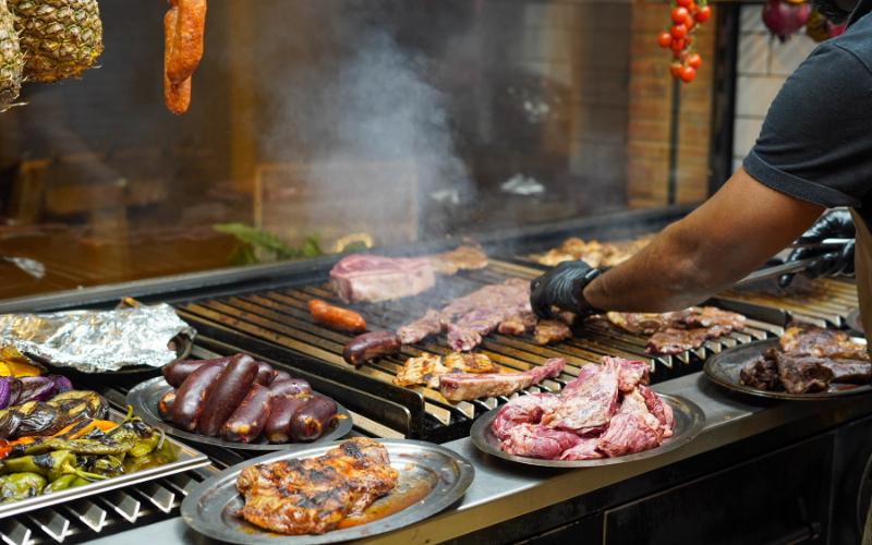 Κρεοπωλειο Μαγγινας — εσωτερικος χωρος & βιτρινες