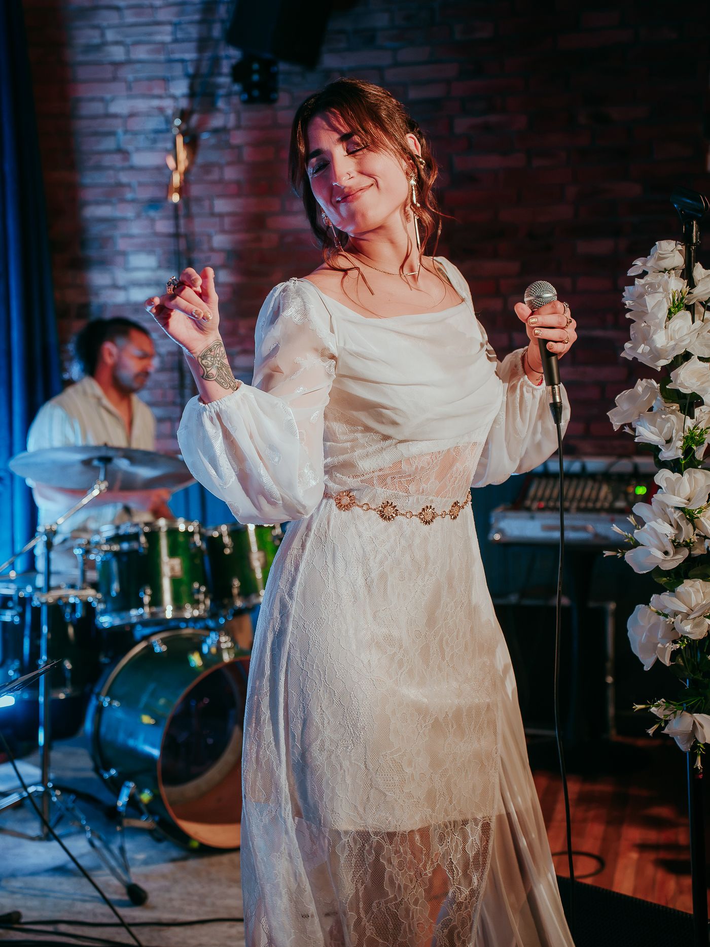 FÏO en concierto, vestido blanco