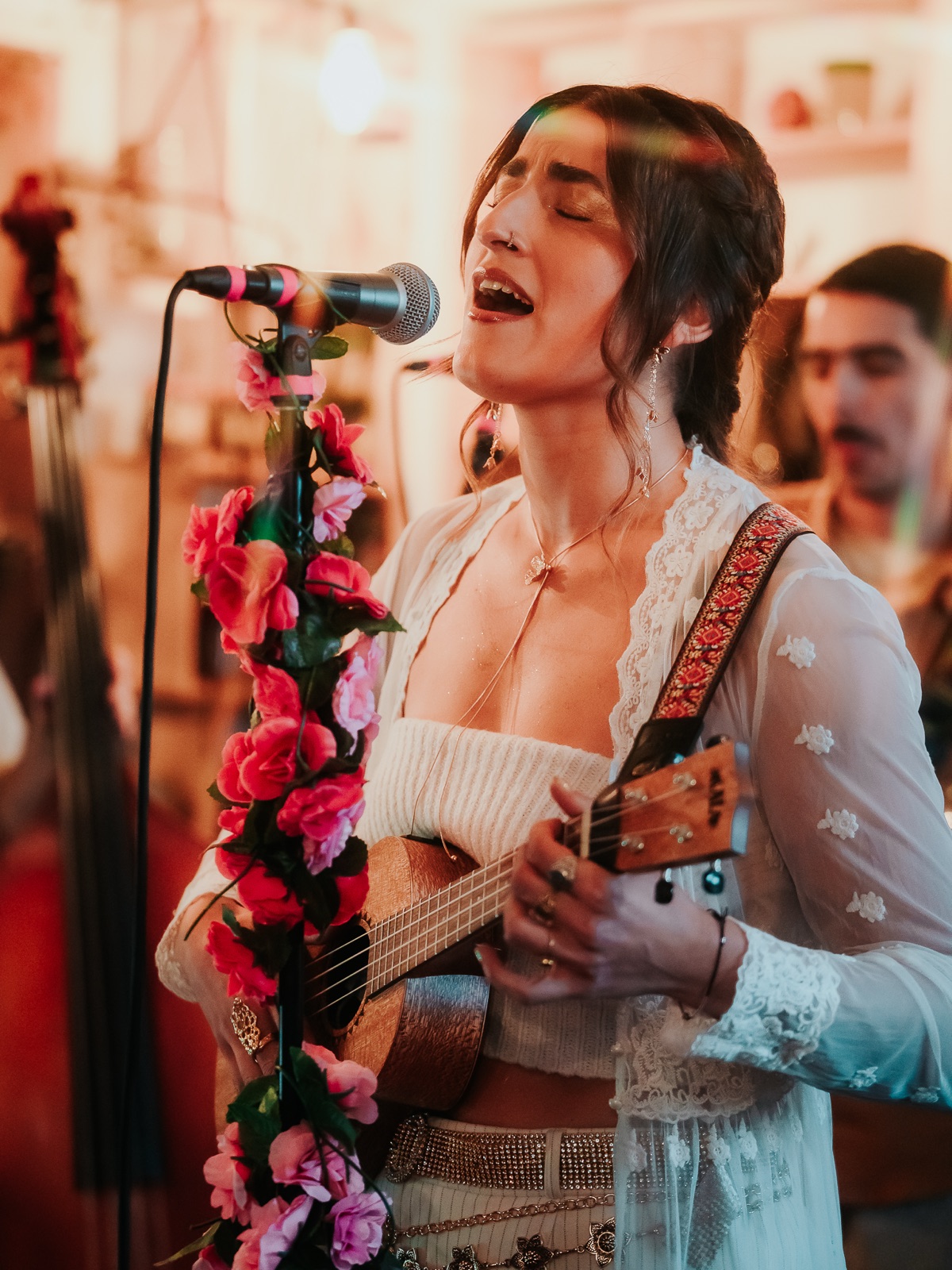 FÏO cantando con ukelele y flores rosadas