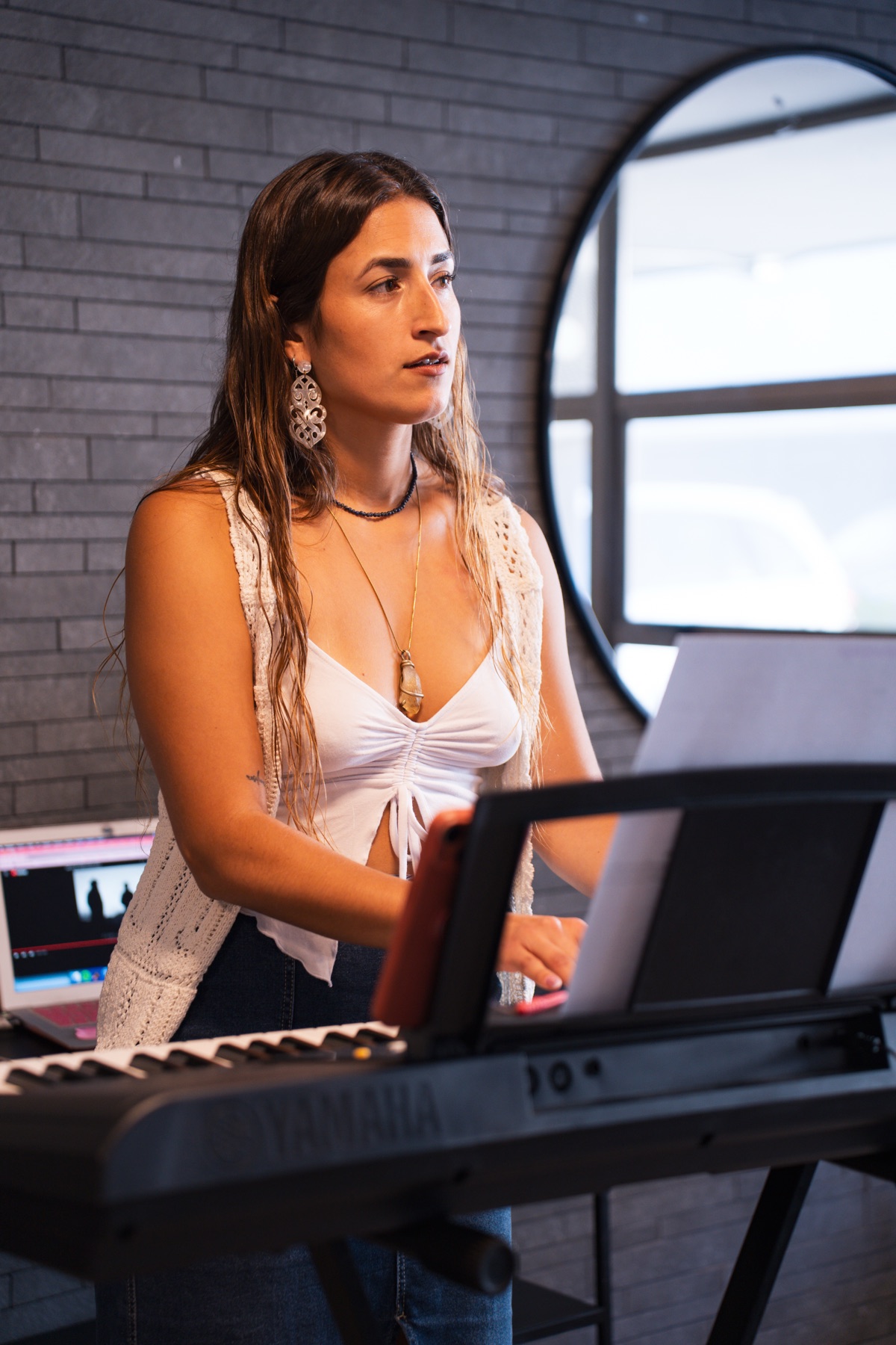 Fio dando clases frente al teclado