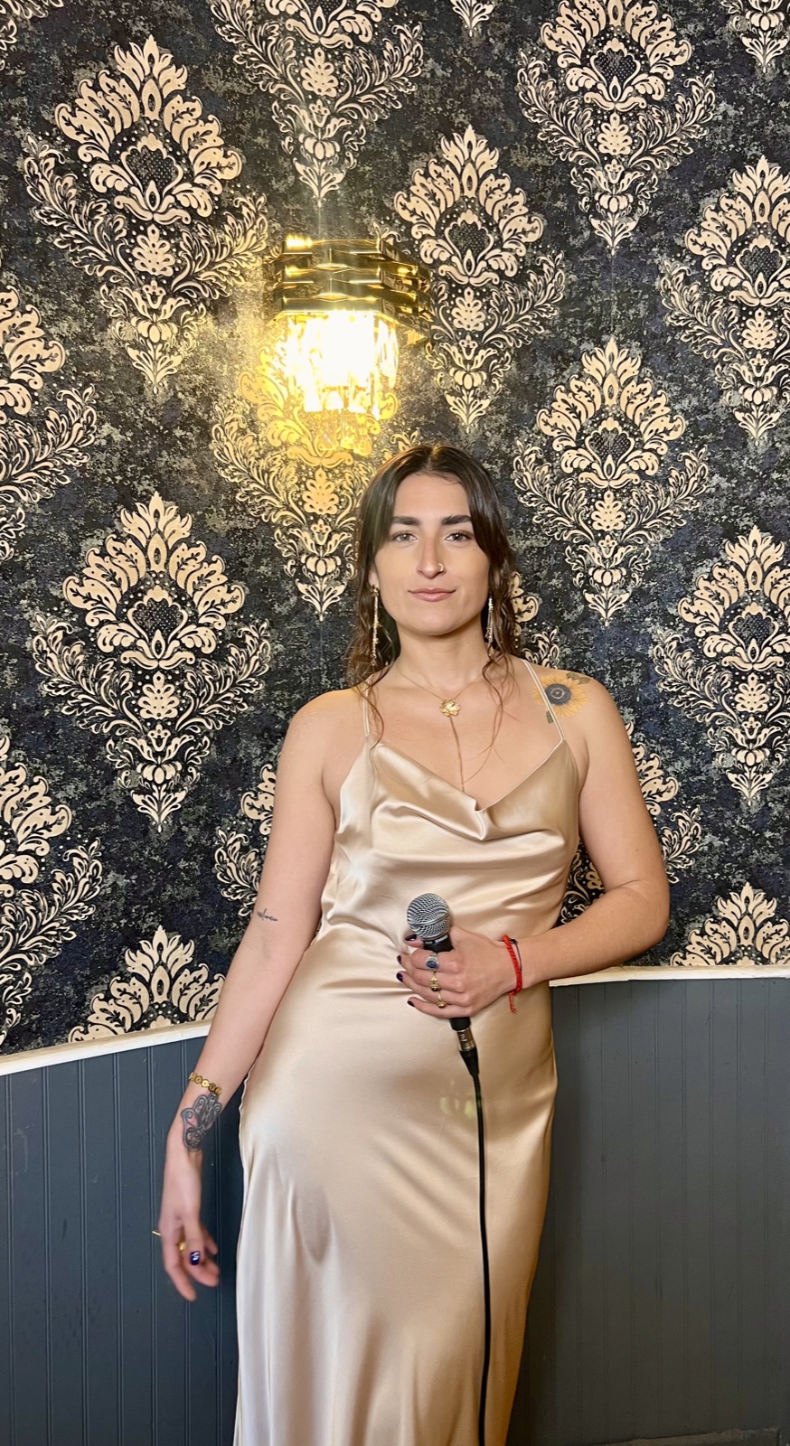 Fiorella Brignardello con micrófono, presentación elegante