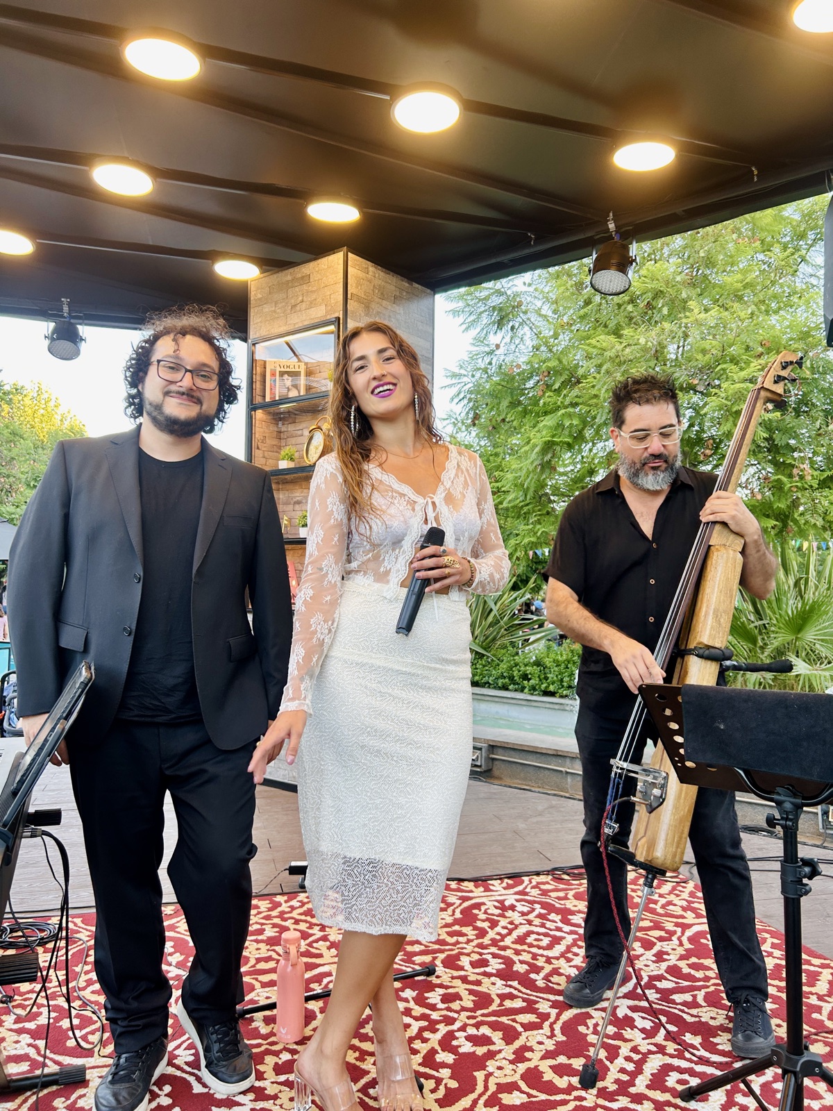 Fiorella con piano y contrabajo en un evento al aire libre
