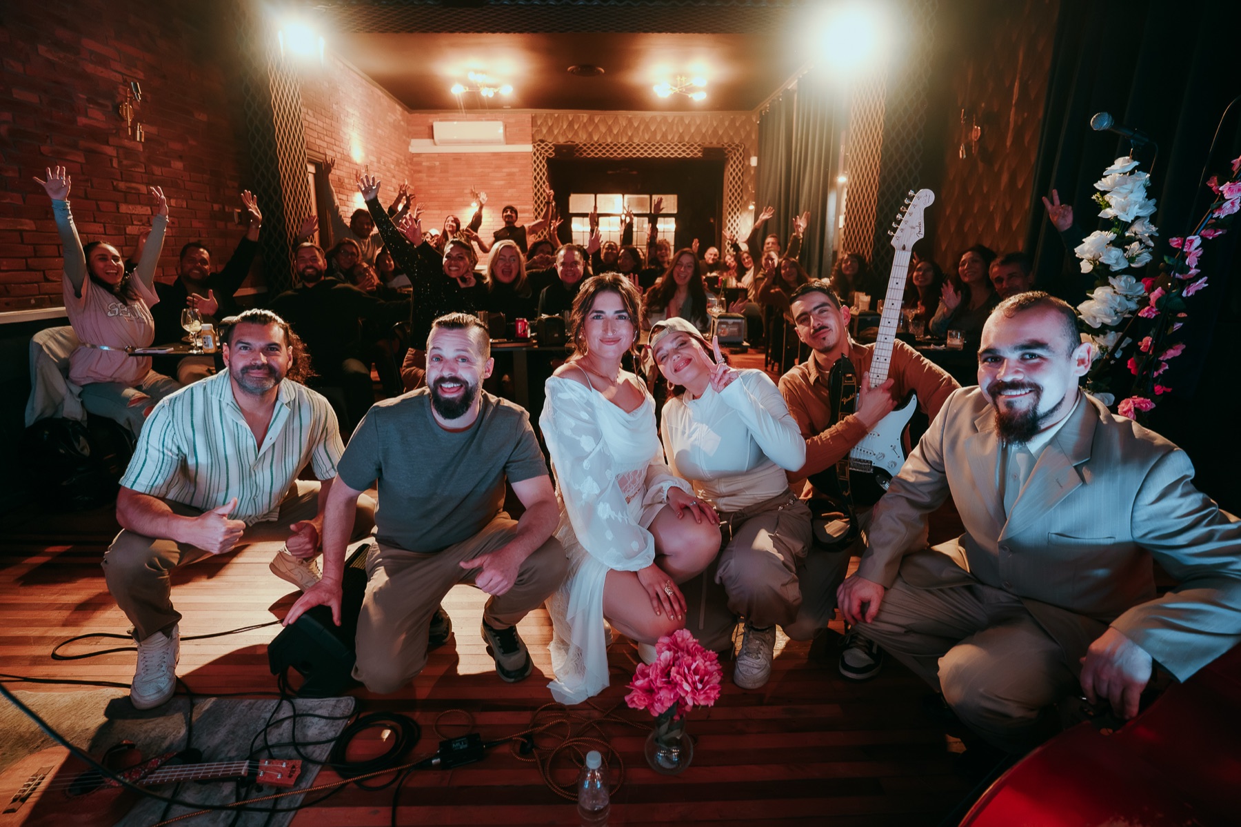 FÏO, sus músicos y el público al final del concierto