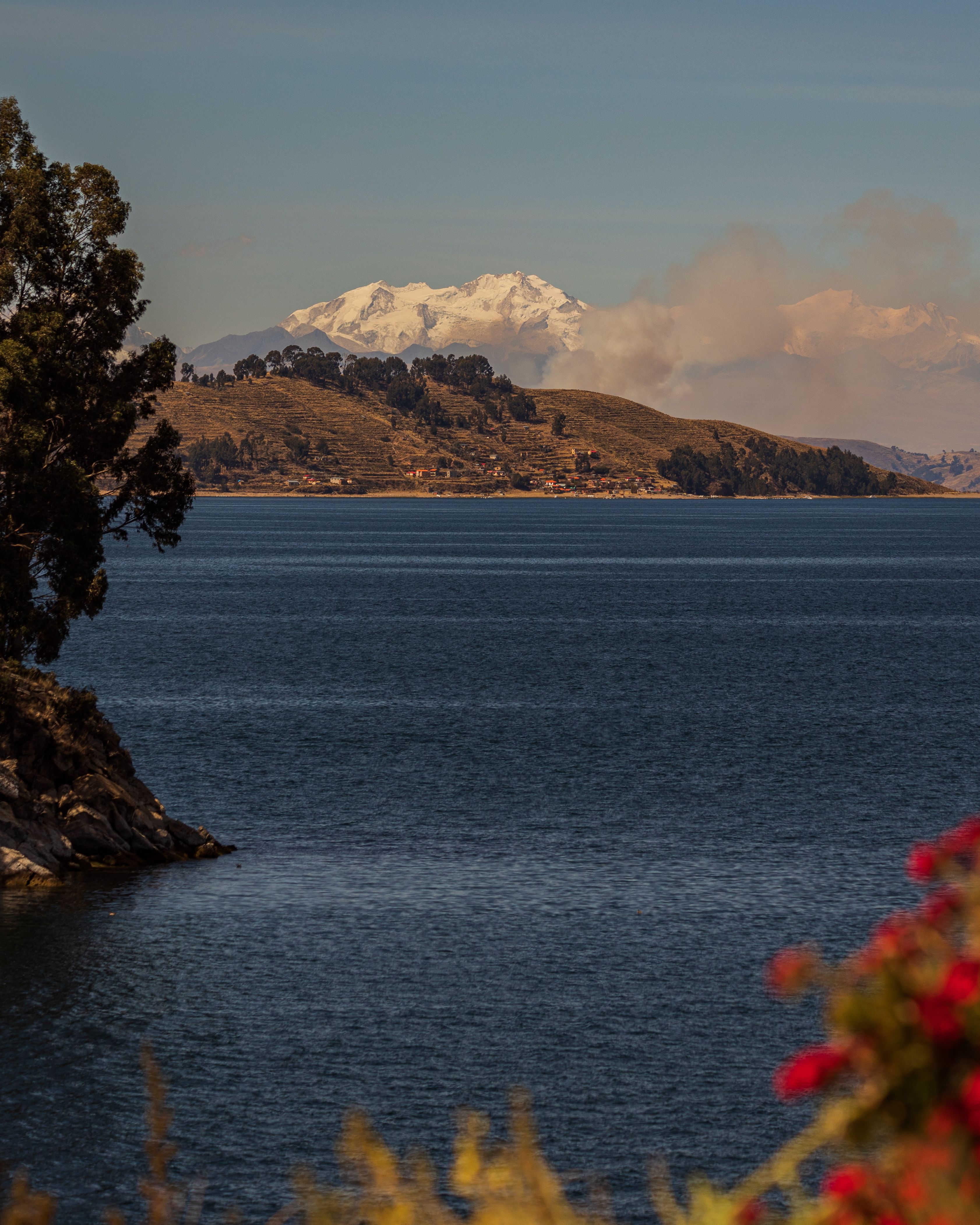 Vista panorámica del lago Titicaca con las montañas de los Andes al fondo.