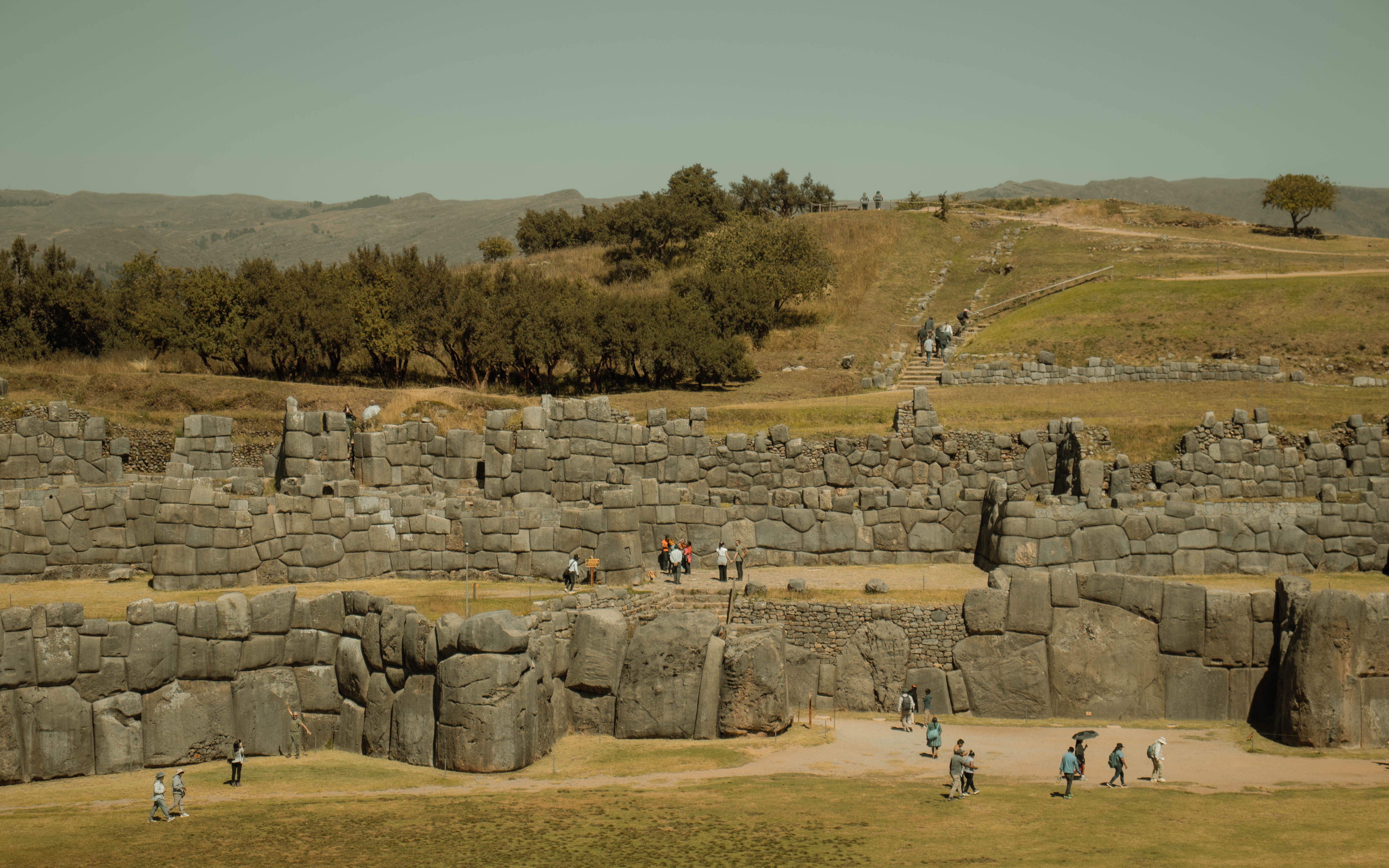 Ruinas de piedra de Sacsayhuamán, un impresionante sitio arqueológico en Cusco, Perú.