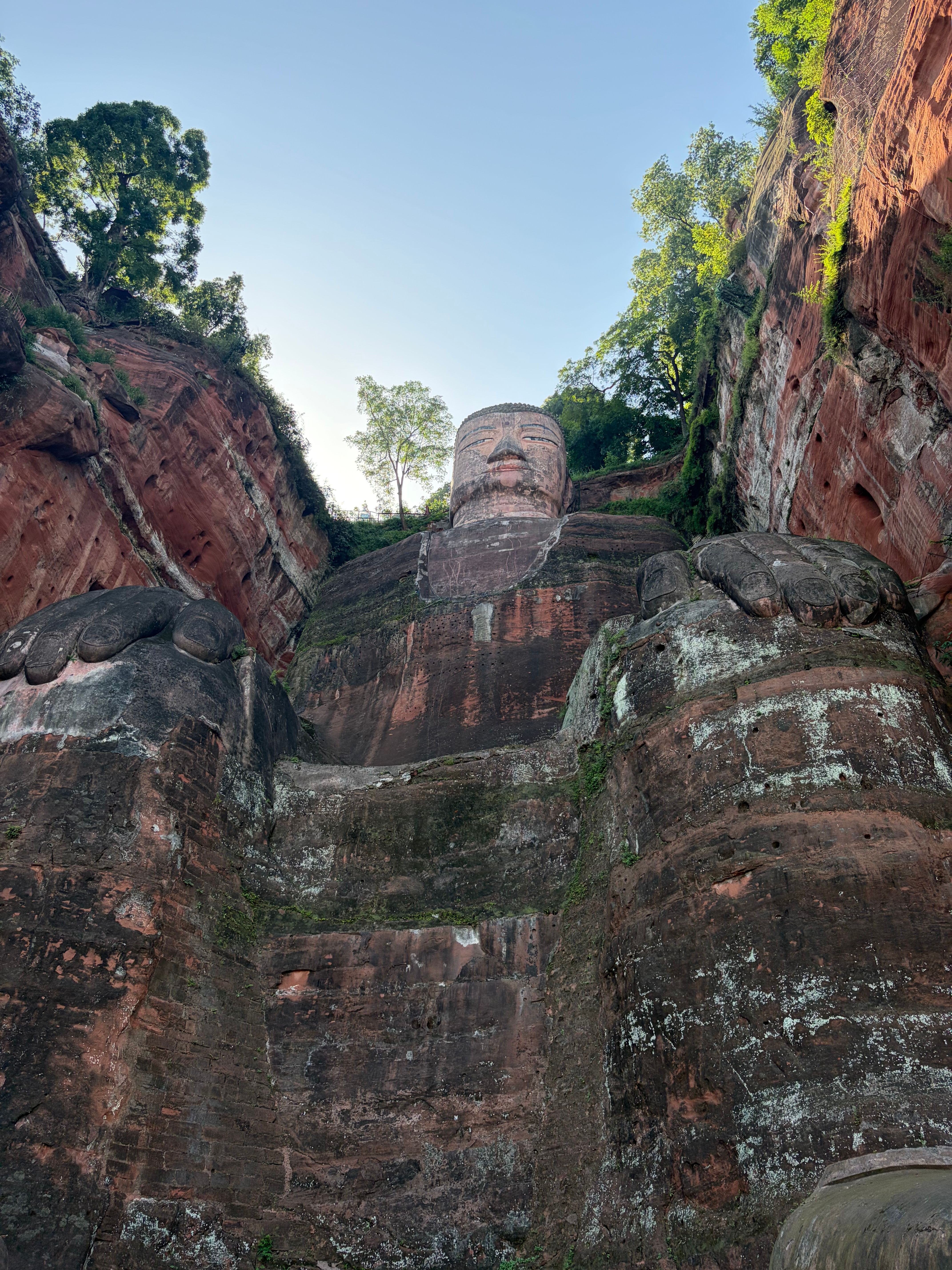 El Gran Buda de Leshan tiene 71 metros de altura y está tallado directamente en la roca de la montaña.