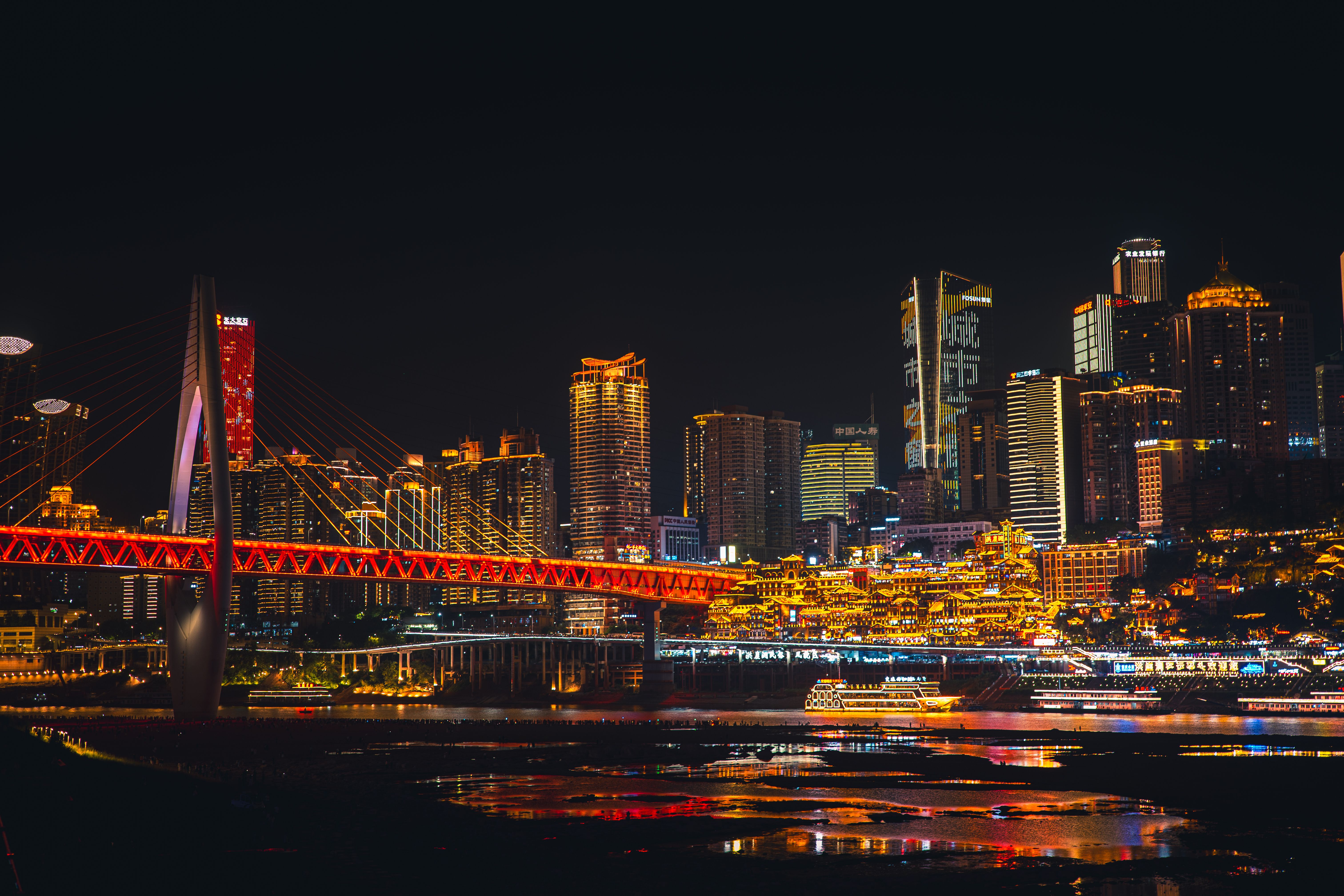 Chongqing: la ciudad donde los trenes y rascacielos desafían la lógica.