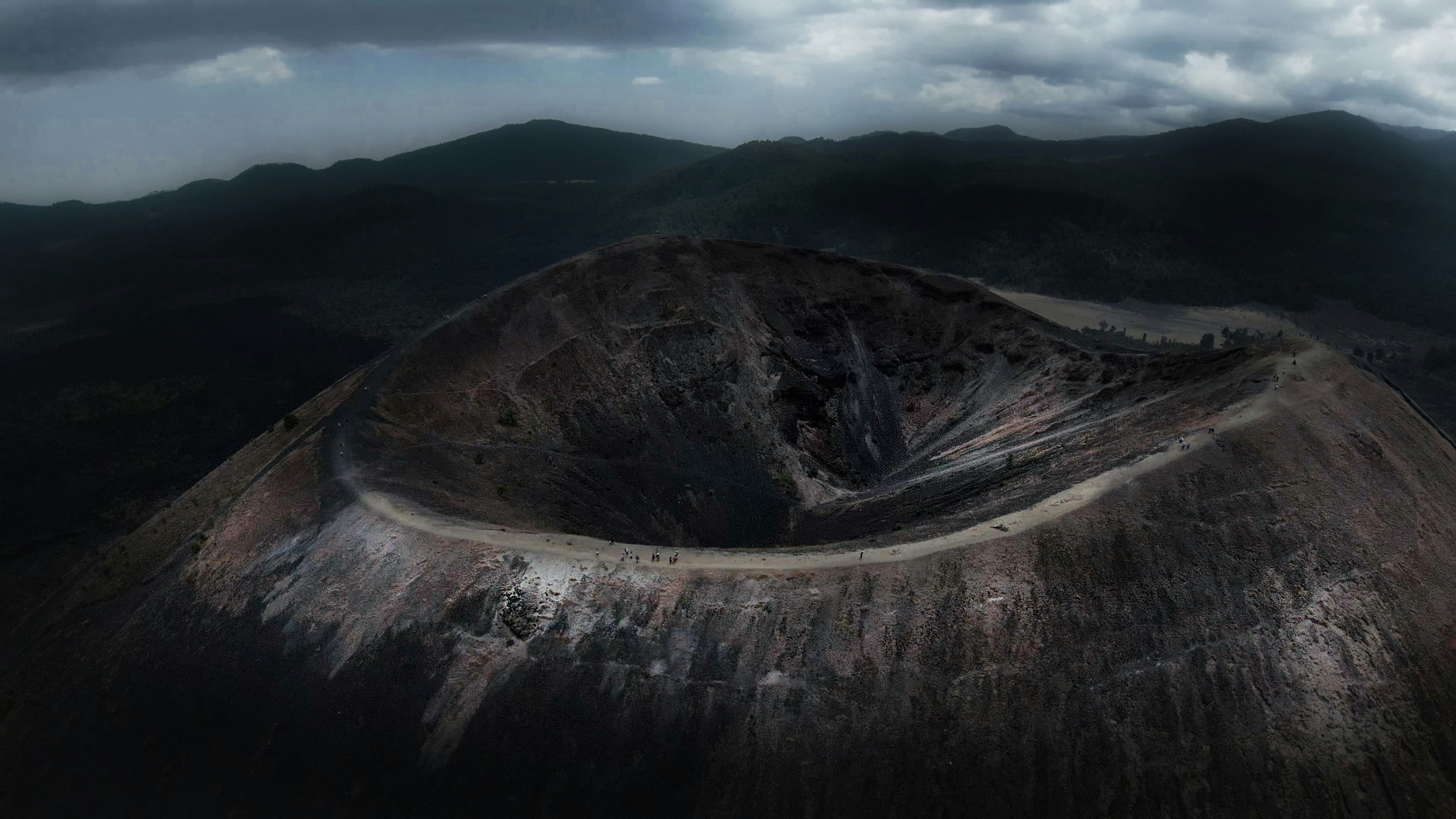 Aerial view of the Paricut&iacute;n volcano crater in Michoac&aacute;n, Mexico, with hikers on the rim